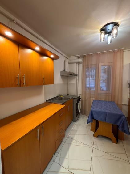 Apartament cu 3 camere semidecomandat în Spitalul Județean