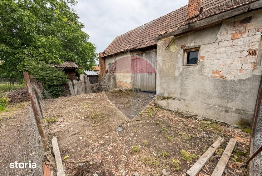 Casă cu 2 camere cu Teren 1330 Mp în Central