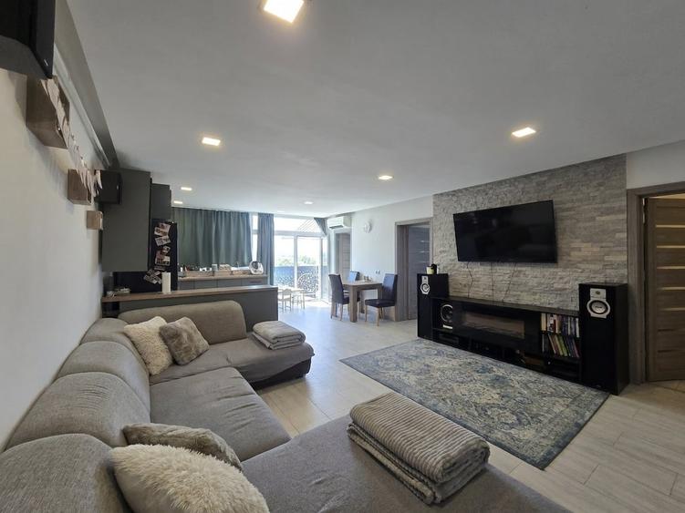 Apartament cu 3 camere semidecomandat, mobilat în Sânnicoară
