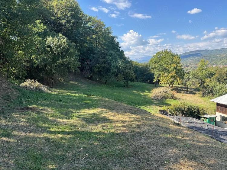 Teren de 2200 mp, în Central