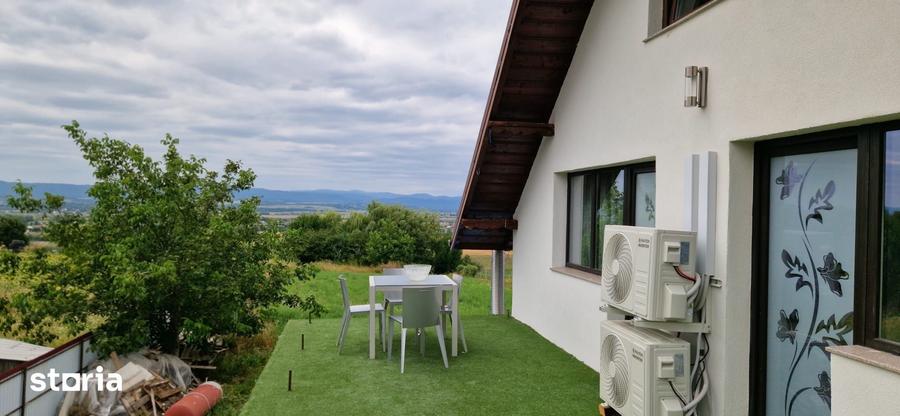 Casă cu 5 camere cu Teren 5400 Mp în Vadu Moldovei