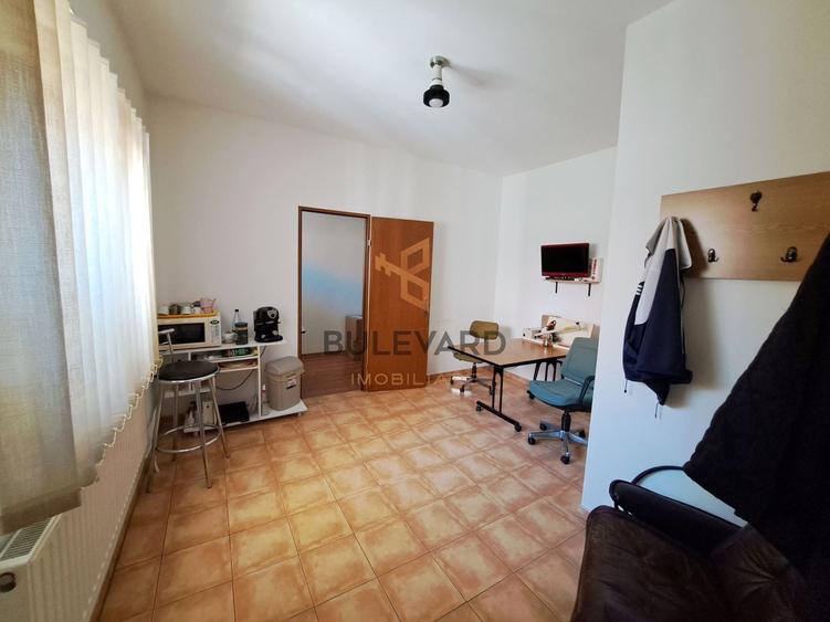 Casă individuală cu 10 camere cu Canalizare în Central