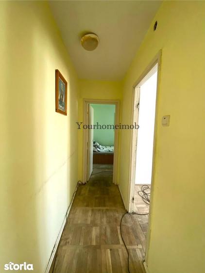 Apartament cu 3 camere semidecomandat în Craiovița Nouă