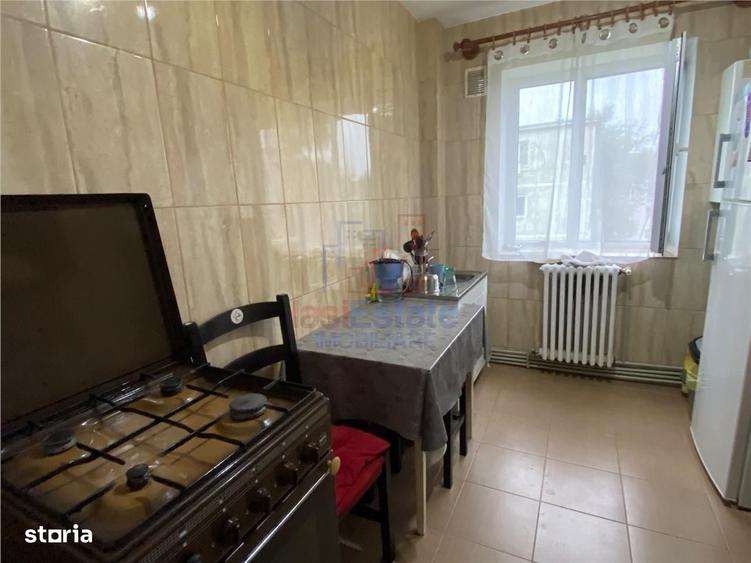 Apartament cu 3 camere semidecomandat în Alexandru cel Bun