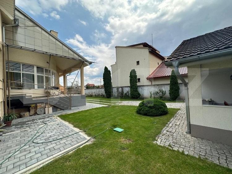 Casă individuală cu 7 camere cu Garaj în Cetate