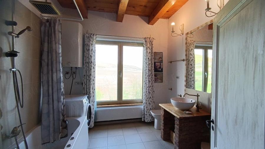 Casă cu Teren 2135 Mp în Petrești