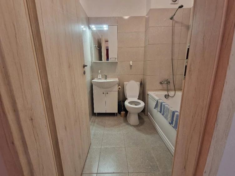 Garsonieră decomandată în Roșu