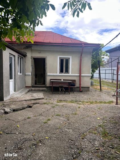 Casă cu 3 camere cu Teren 1300 Mp în Central