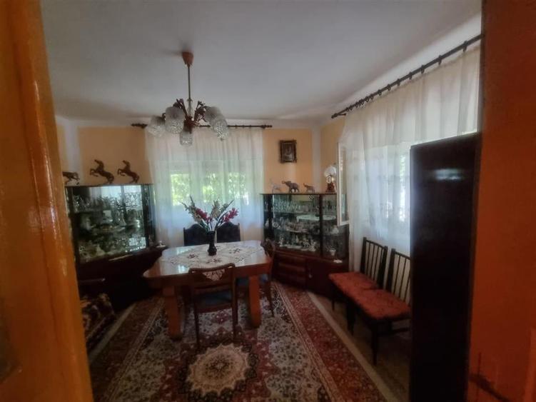 Casă individuală cu 6 camere cu Canalizare în Șercăița