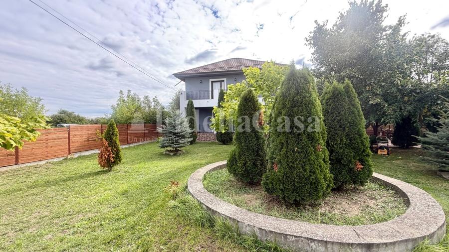 Casă cu 4 camere cu Teren 1453 Mp în Sculeni