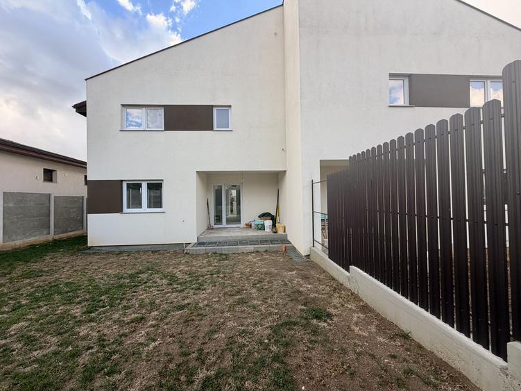 Duplex cu 4 camere cu Canalizare în Giarmata