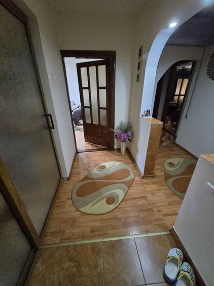 Apartament cu 3 camere decomandat în Teilor