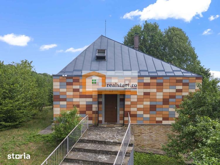 Casă cu 6 camere cu Teren 3300 Mp în Cornu