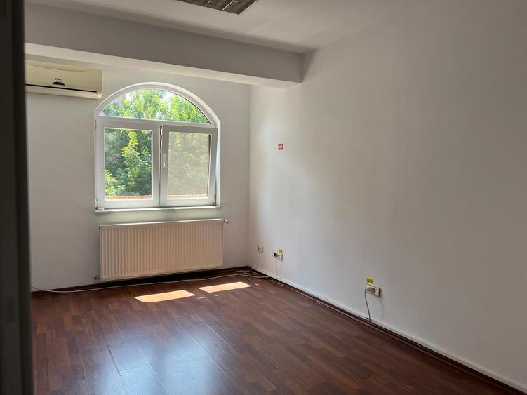 Casă individuală cu 10 camere cu Canalizare în Barbu Văcărescu