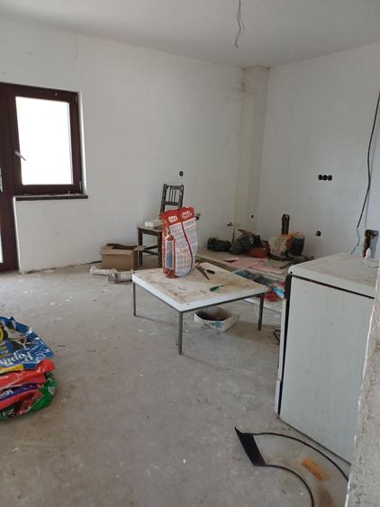 Casă cu 4 camere în Cernele