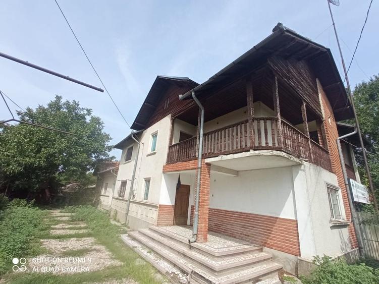 Casă cu 4 camere în Central