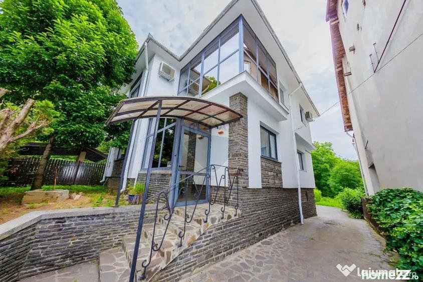 Casă cu 5 camere cu Teren 660 Mp în Central