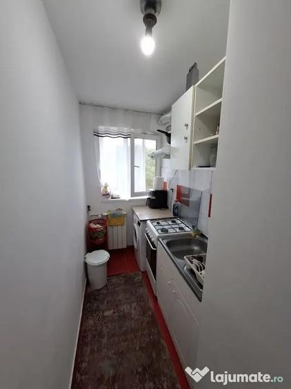 Apartament cu 3 camere semidecomandat în Brătianu