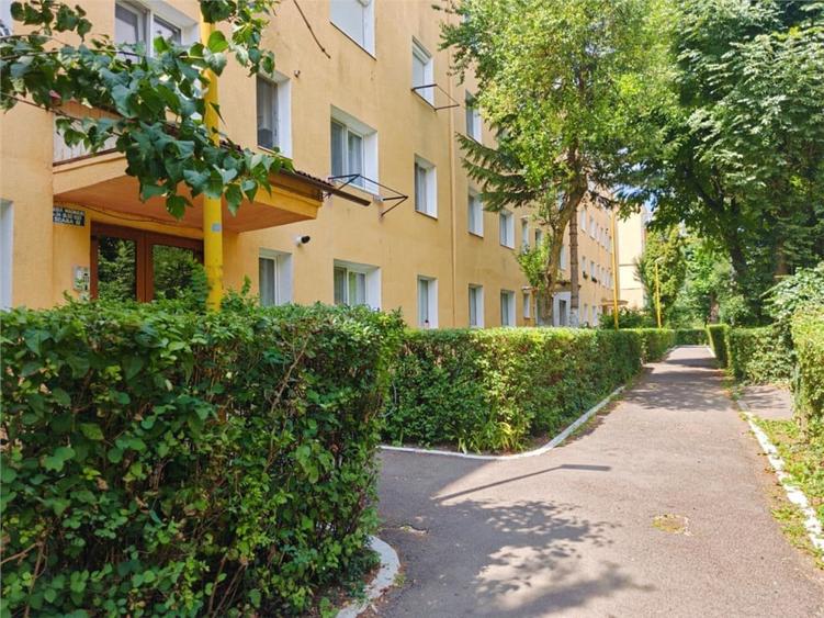 Apartament cu 3 camere semidecomandat în Florilor