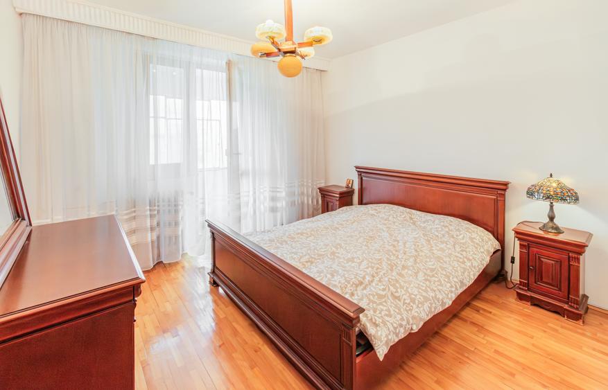 Apartament cu 4 camere decomandat, mobilat în Tineretului