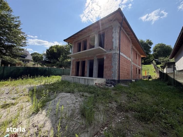 Casă cu 4 camere cu Teren 845 Mp în Central