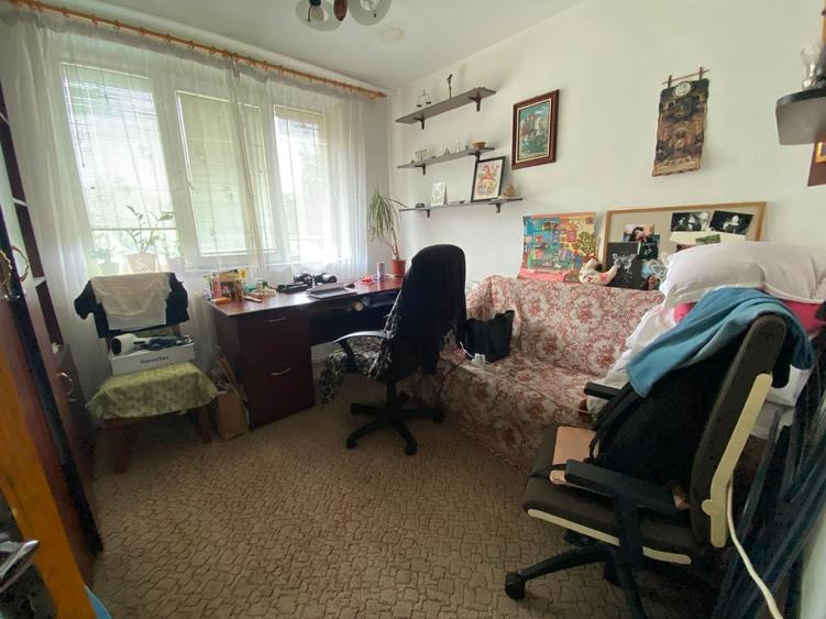 Apartament cu 3 camere semidecomandat, mobilat în Dristor