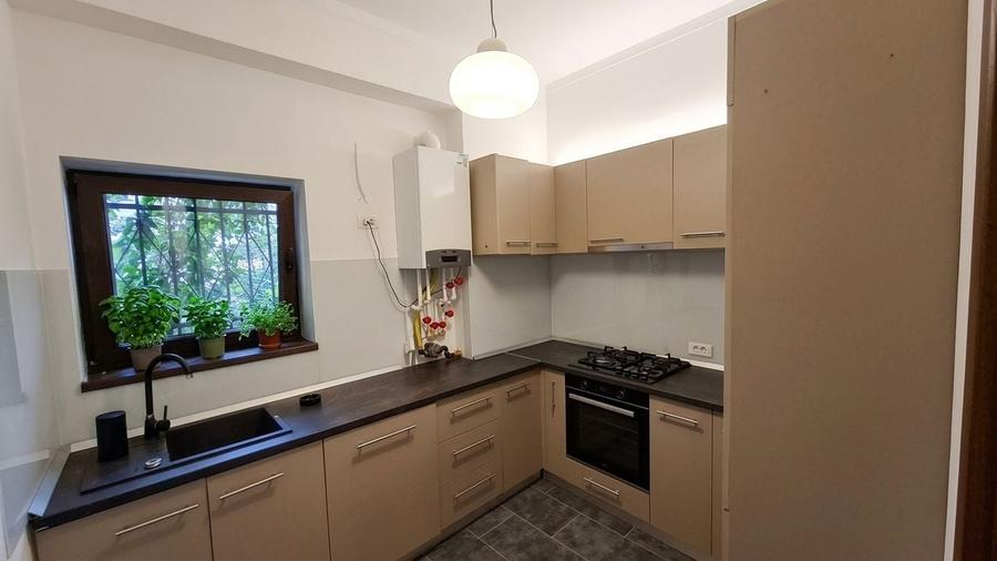 Apartament cu 3 camere semidecomandat, mobilat în Kiseleff