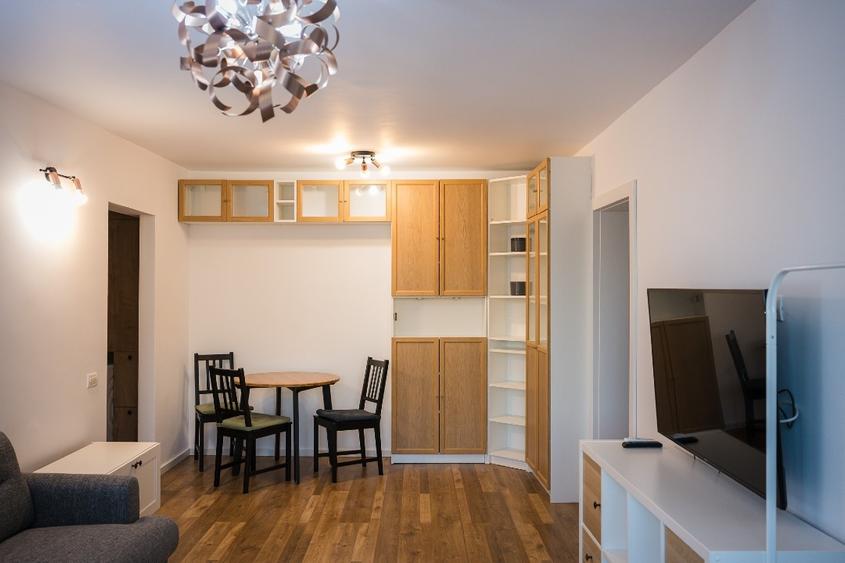 Apartament cu 3 camere semidecomandat, mobilat în Titan