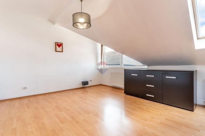 Apartament cu 4 camere semidecomandat, mobilat în Europa