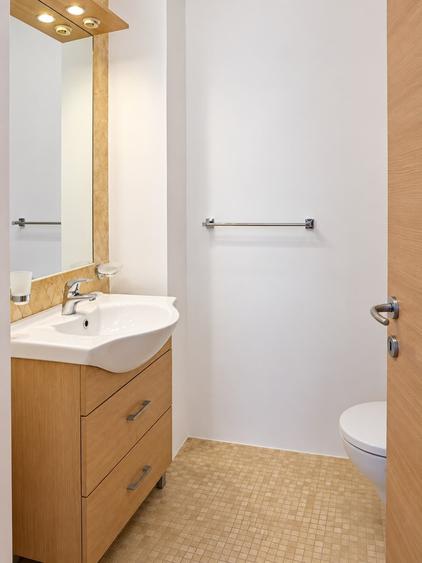 Apartament cu 3 camere semidecomandat, mobilat în Băneasa