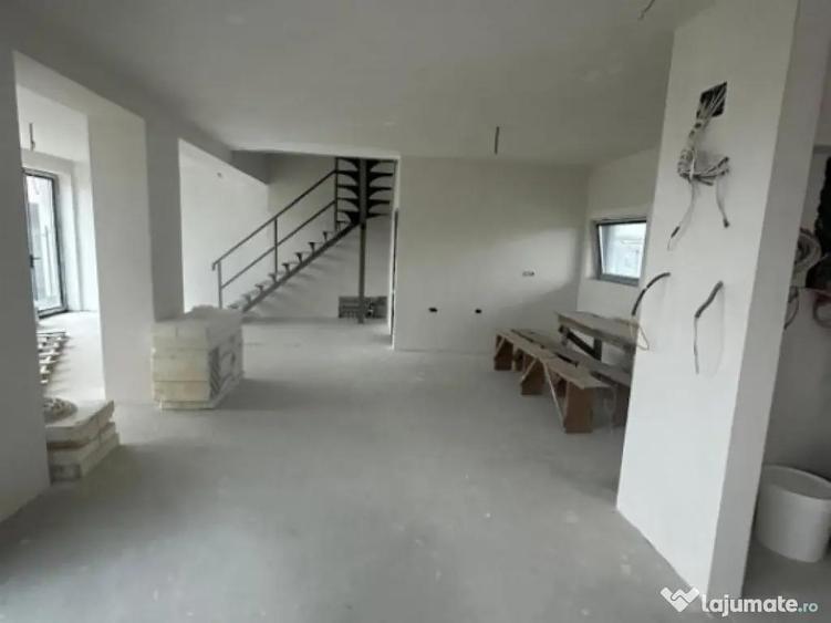 Casă cu 5 camere cu Teren 394 Mp în Agigea
