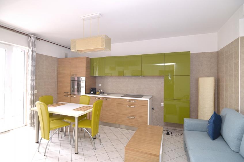 Apartament cu 2 camere semidecomandat, mobilat în Decebal