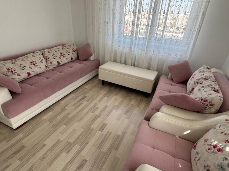 Apartament cu 3 camere semidecomandat, mobilat în Titan