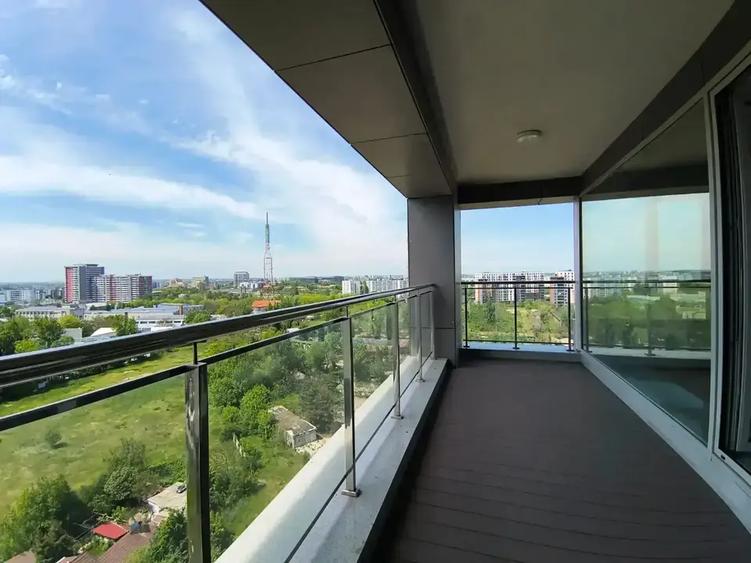Penthouse cu 4 camere decomandat în 1 Mai