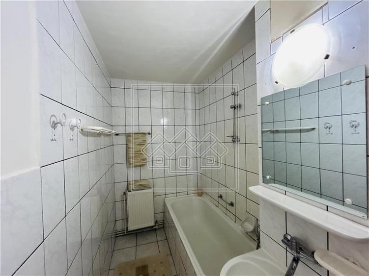 Apartament cu 3 camere decomandat în Terezian