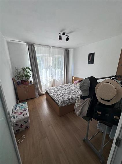Apartament cu 3 camere semidecomandat în Podu Roș