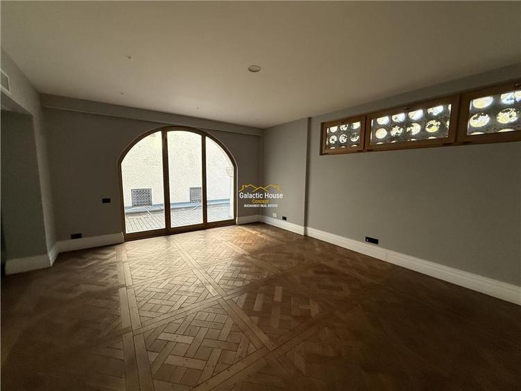 Casă cu 9 camere cu Teren 200 Mp în Central