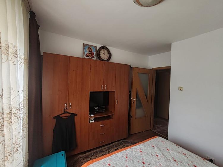 Apartament cu 2 camere decomandat, mobilat în Tractorul