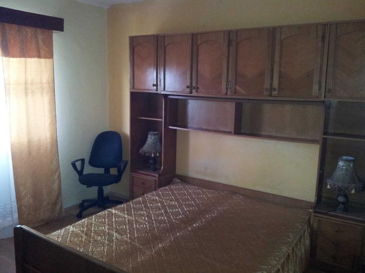 Apartament cu 4 camere decomandat în Craiovița Nouă