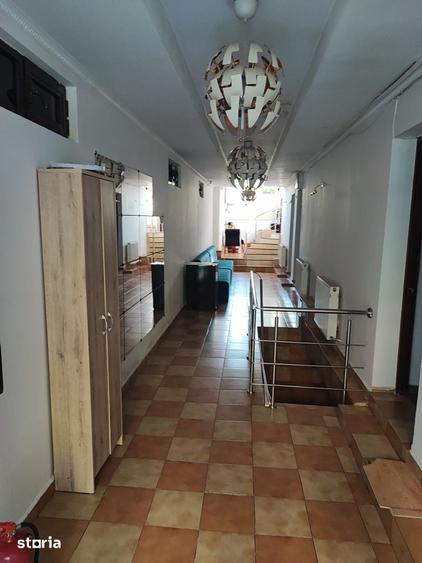 Casă cu 7 camere cu Teren 260 Mp în Tei