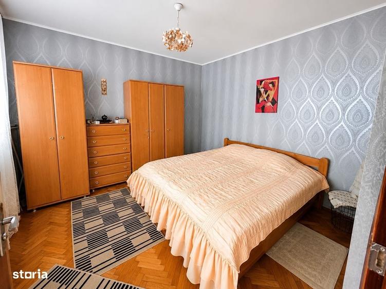 Apartament cu 3 camere semidecomandat în Podu Roș