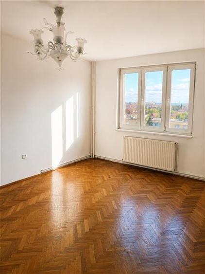 Apartament cu 3 camere decomandat în Calea București