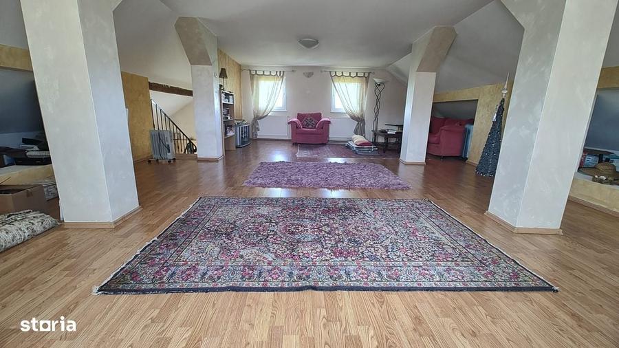 Casă cu 4 camere în Băcia