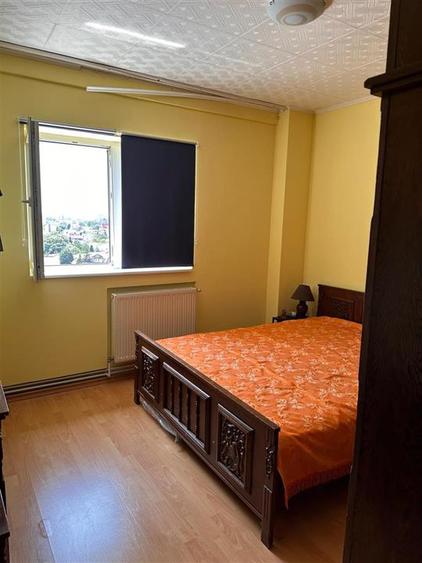 Apartament cu 4 camere semidecomandat în Berceni