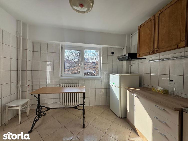 Apartament cu 3 camere semidecomandat în Dorobanți