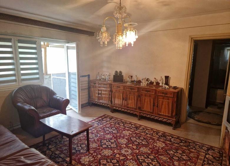 Apartament cu 3 camere semidecomandat în Central