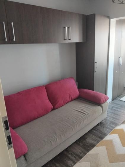 Apartament cu 3 camere decomandat, mobilat în Casa de Cultură