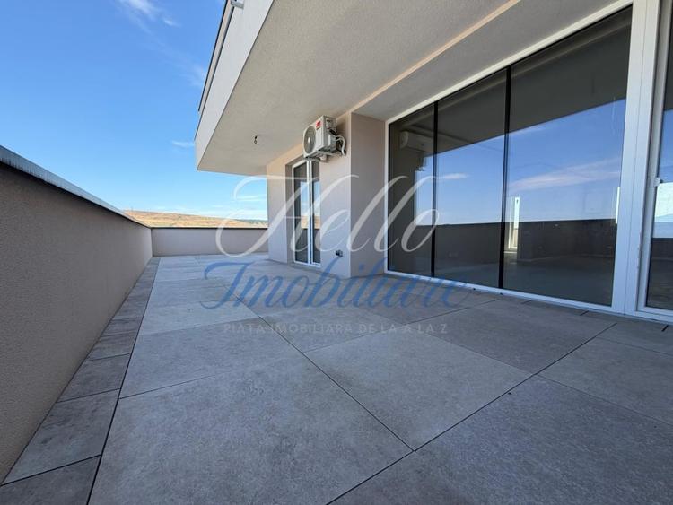 Penthouse cu 3 camere semidecomandat în Florești