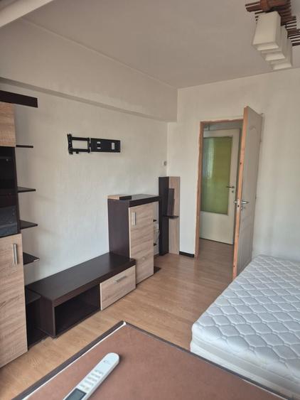Apartament cu 2 camere semidecomandat în Ostroveni