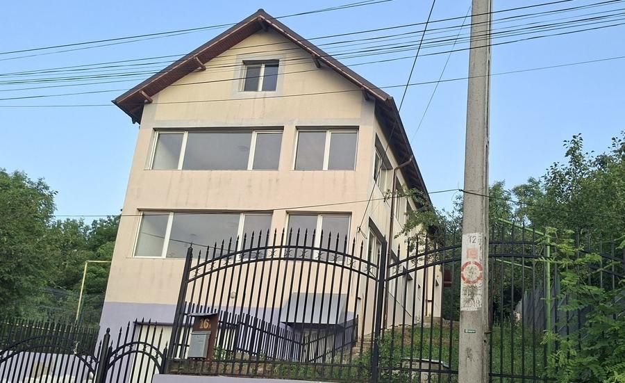 Casă cu 4 camere în Ștefănești